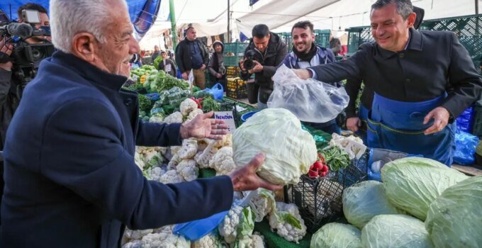 CHP lideri Özel, önlük giyip lahana sattı