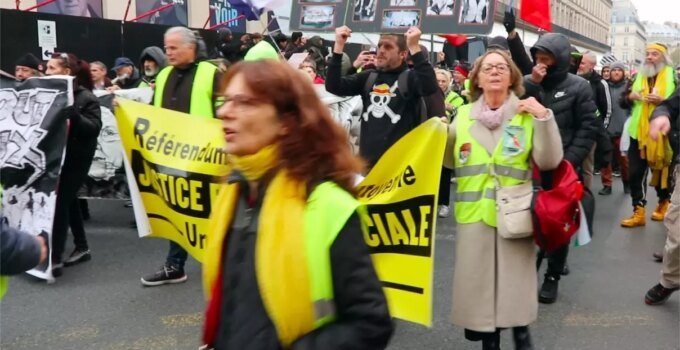 Sarı Yelekliler Paris sokaklarında: Macron’a protesto